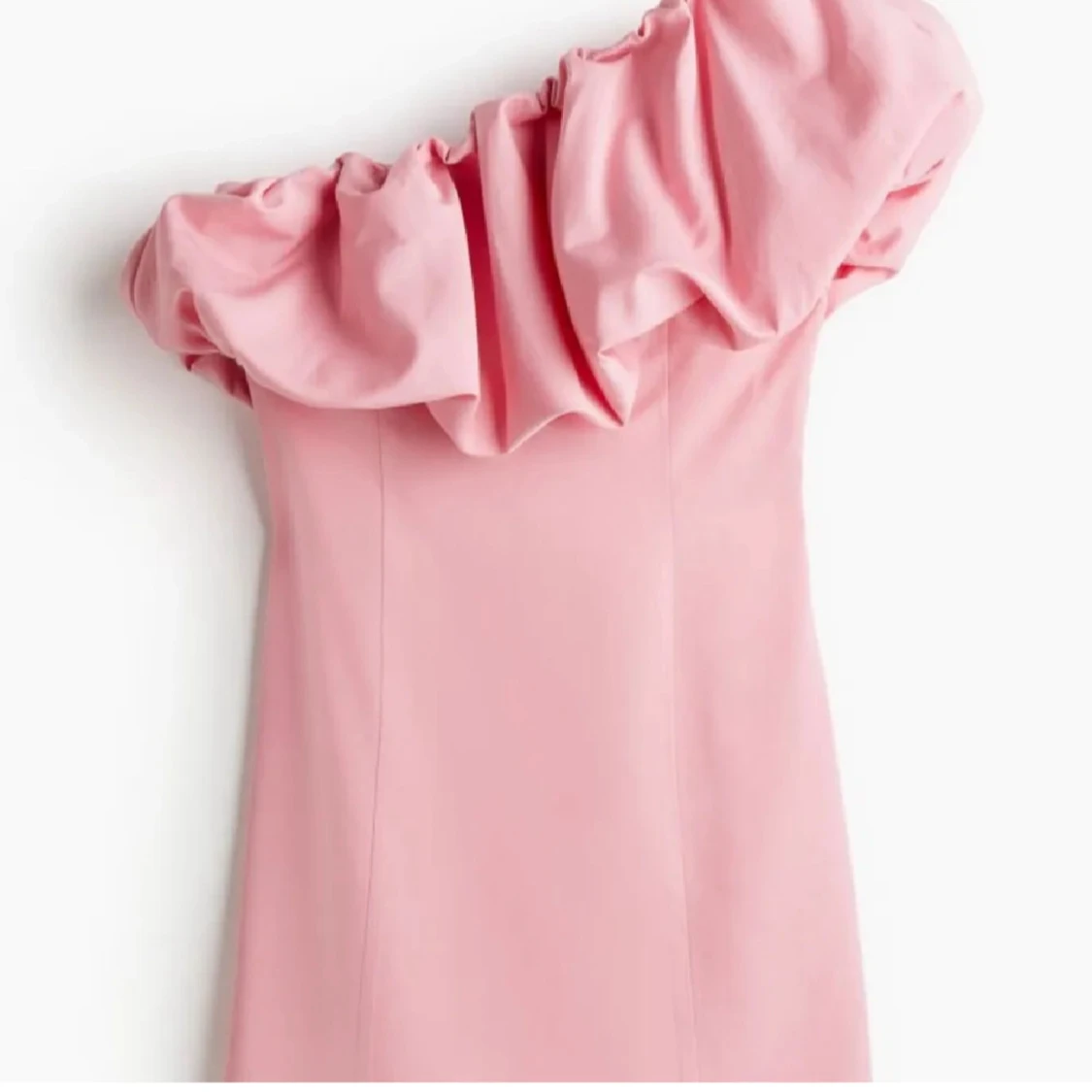 Rosa offshoulder klänning med volang - 1