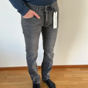 Grå jeansbyxor superstretch från Sunwill NY - Snygga grå jeansbyxor från Sunwill med superstretch och klassisk femficksdesign. Helt nya och oanvända! Byxorna har normal passform och raka ben, samt detaljer som dragkedja och knapp i midjan. Perfekta för dig som vill ha stilrena och bekväma jeans.                                                  Nypris 1200kr  https://www.sunwill.eu/se/en/super-stretch-jeans-in-fitted-fit_dark-navy_494-8398-400 