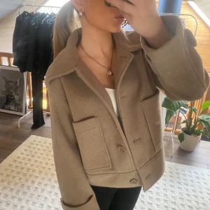 Beige kappa  - Säljer en beige kappa från Kappahl i storlek xs💕