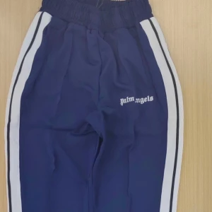 Blå Palm Angels byxor  -  Insta 👉 märke_kläder21