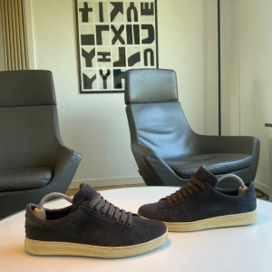 Tom Ford skor - Ett par sjysta sneakers från Tom Ford i mocka. Mycket fint skick, endast skorna tillkommer.
