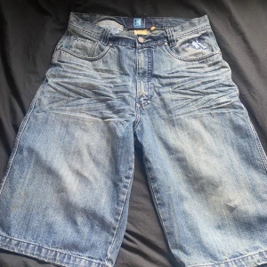 Feta Kani jorts - Säljer för att det inte är min stil längre skriv om ni undrar något/ vill ha mer bilder 40 cm i midjan hela längden är 68 cm och från innerbenet 38 cm