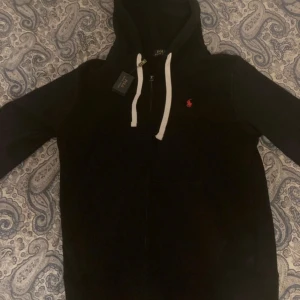 Ralph lauren  - Säljer ralph lauren kofta som är för stor för mig,kommer utan kvitto