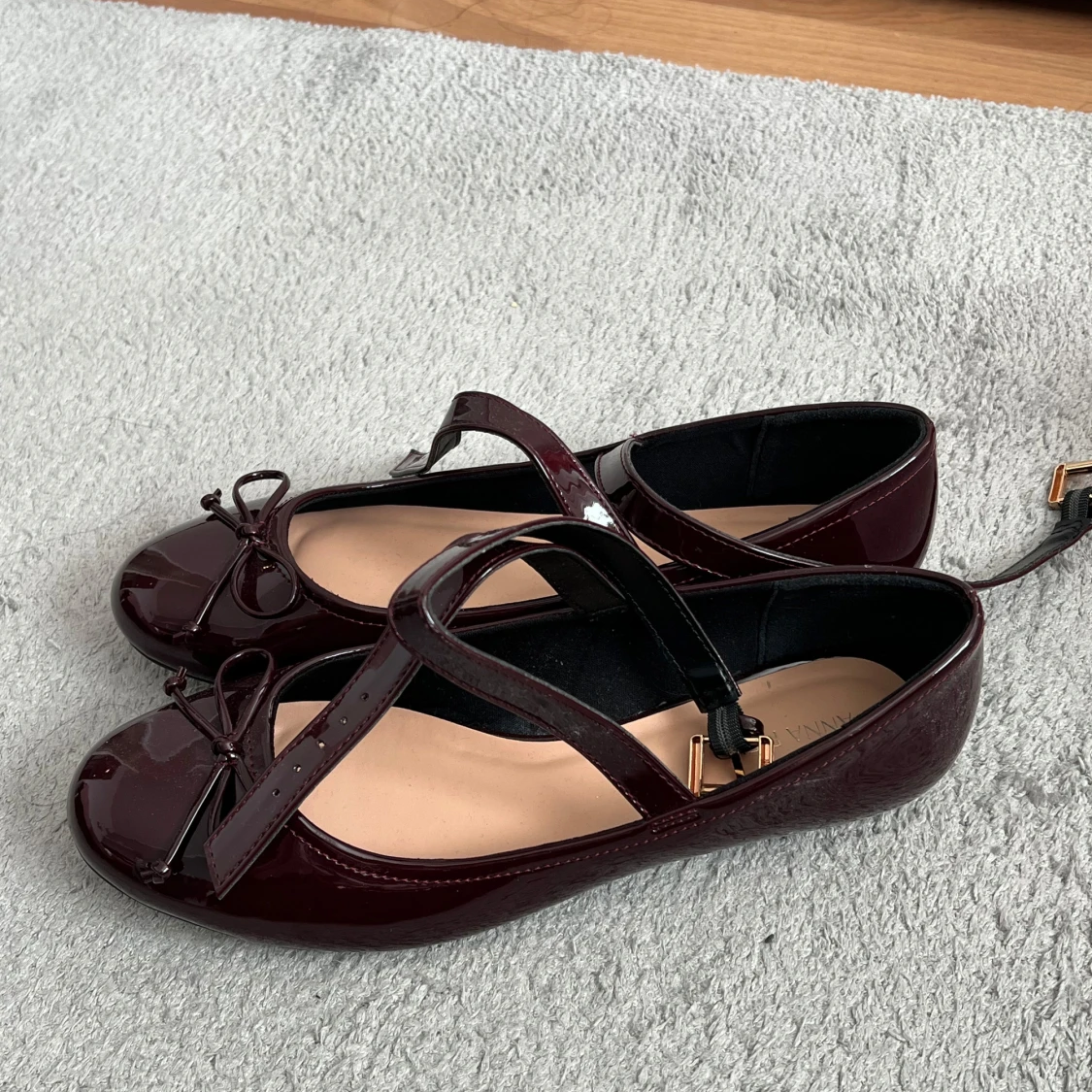 Vinröda lackade ballerinaskor med rosett - 1