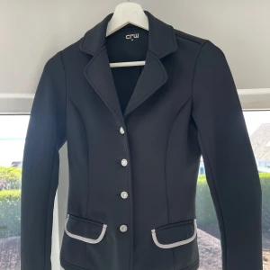 CRW tävlingskavaj - Säljer nu min fina tävlingskavaj från CRW. Verkligen så snygg och sitter perfekt. Storlek 34. Lite tecken på användning (se bilder) men annars väldigt väldigt fin!