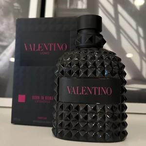 Valentino Uomo Born In Roma Extradose - Nyaste släpper från Valentino, 12h prestanda!  97/100ml kvar, tar gärna emot byten. Mest intressant är coral fantasy.