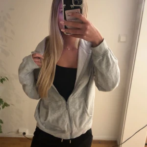 Grå zip-hoodie - Säljer en grå zip-hoodie med huva. 