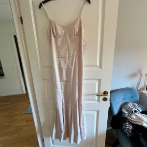 Balklänning NA-KD - balklänning från nakd. Storlek 38 men jag skulle säga att den är som s/36. Har slit vid benen (se bild), tunna band. Aldrig använd då jag köpte en annan. Lappen kvar. Priset går att diskutera.