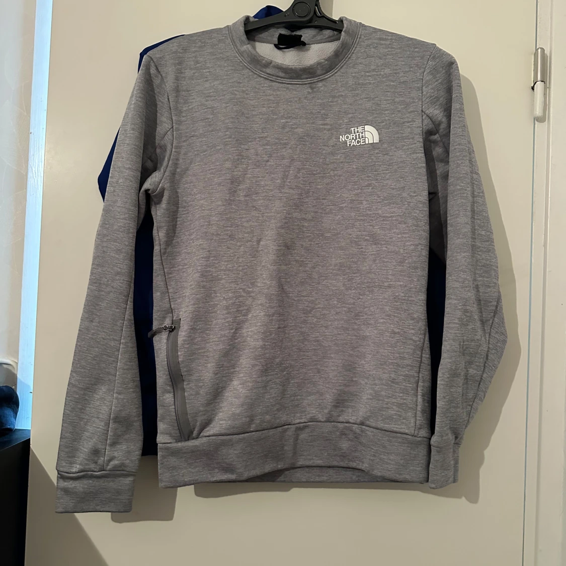 Grå sweatshirt från The North Face