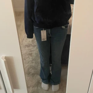Low waist bootcut jeans - Säljer dessa sprillans nya jeans med prislappen kvar, jättefina och sitter bra vid midjan, dessa jeansen är för stora för mig men skulle passa till vad som helst❣️