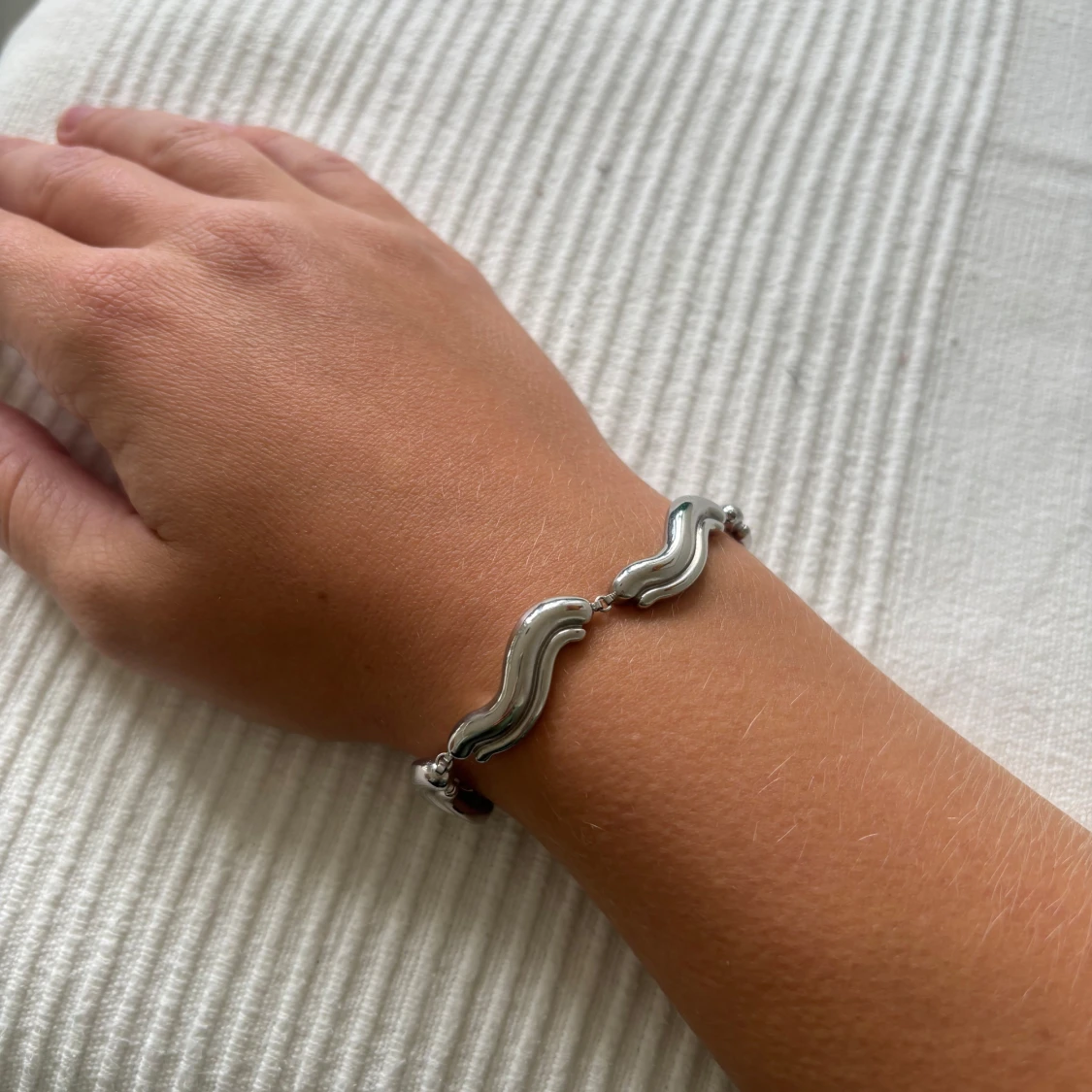 Silverfärgat armband med vågformade länkar - 1
