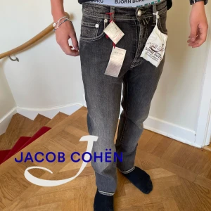 Helt nya Jacob Cohen jeans - Säljer dessa exklusiva och rarea jeans från Jacob Cohen. Dem är sprillans nya med allt OG, alltså kondition = 10/10. W30/L34, sitter lite mindre. Jeansen är konstruerade att bli uppsydda, därmed har modellen vikigt upp jeansen. Butikspris = ca 5000 kr+, mitt pris = 2000! Kan gå ner i pris vid snabb affär!