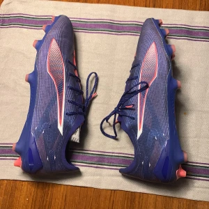 Puma ultra fotbollsskor - Säljer nu dessa fotbollskor då de inte passar på mig. Använda max 10 gånger och har inga fel eller nått sånt. Det är den nyaste modellen av Ultra i den nyaste färgen, inköpta för 2600kr. Har inte org låda tyvärr men skickar såklart med