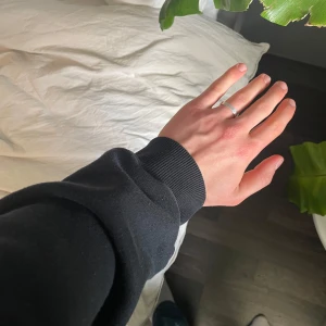 Silverring från Thomas Sabo | storlek 54 - Klassisk och stilren silverring från Thomas Sabo. Ringen är slät och enkel i designen, perfekt för dig som gillar minimalistiska smycken. Passar både till vardags och när du vill känna dig extra snygg. Storlek 54. 