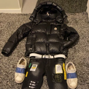 Det outfit  - Säljer allt i bilden. Kom med prisförslag. 