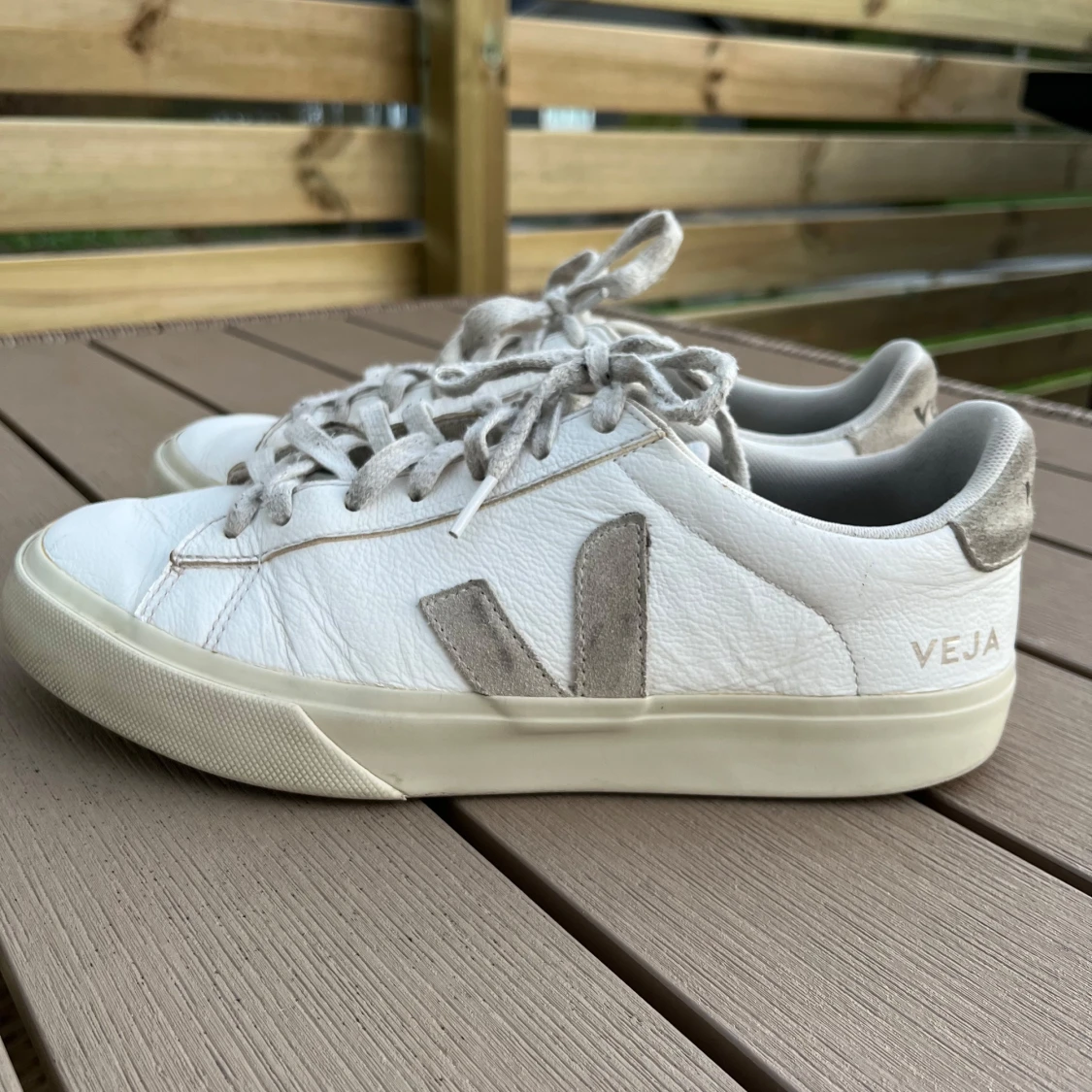 Vita sneakers från Veja med beiga detaljer