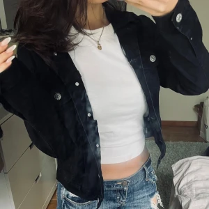 Jeans jacka  - Säljer en skit söt svart jeans jacka!! 💞 storlek 34 perfekt för vår och sommar 🙌🏽🤍