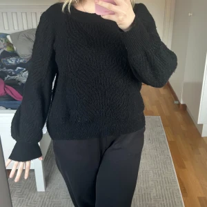 Svart stickad tröja - Svart stickad tröja som är köpt second hand, på lappen står det ”three sixty five”. Storlek Large. Har lite noppror, välanvänd men ser ändå acceptable ut. Buda gärna ☺️☺️