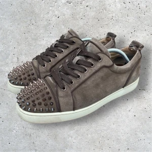 Christian Louboutin | 44 - Loubs i storlek 44 - fint skick - man kan välja mellan bruna skosnören eller krämvita - allting og medföljer, dock är det inte original innersulor. Skriv vid frågor!