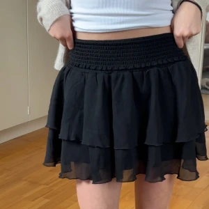 Svart volangkjol BikBok - Superfin volangkjol i svart