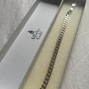 Pansararmlänk i äkta silver  - Pansararmlänk i äkta silver från Albrekts Guld. Fick i present men aldrig använt den.   Nypris 1100 kr