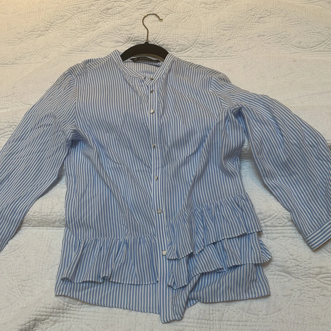 Blårandig blus med volang från Zara Basic