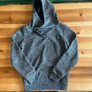 Stone Island Hoodie - Säljer en fin stone island hoodie i storlek S. Den är lite sliten vid dragkedjan men annars k väldigt fint skick. Skriv vid minsta fundering!