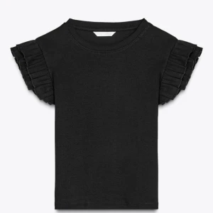 Svart topp med volangärmar från Zara - Säljer en svart topp från Zara med korta volangärmar. Toppen har rund halsringning och är tillverkad i ett ribbat material som ger en snygg struktur. Perfekt för att lyfta en enkel outfit.