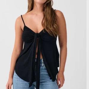 Gina tricot linne  - Säljer detta fina linne då det ej kommer till användning 💕passar mig som vanligtvis har xs/s i toppar💕💕det är i fint skick💕(nypris 269kr)