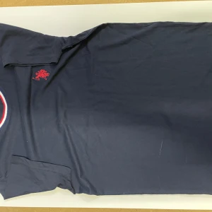 Mörkblå tröja från POLO - Säljer en mörkblå tröja. Som passar S men även M. Perfekt för dig som gillar stilren design.