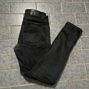 Nudie Jeans  - Säljer ett par Nudie jeans för väldigt bra pris eftersom dom är använda men har inga skador. Dom passar till allt och är väldigt stiliga👌🏻 nypriset kostade 1649kr och dom är i 8/10 skick för dom blivit tvättade några gånger. Våga skriva om frågor🔥