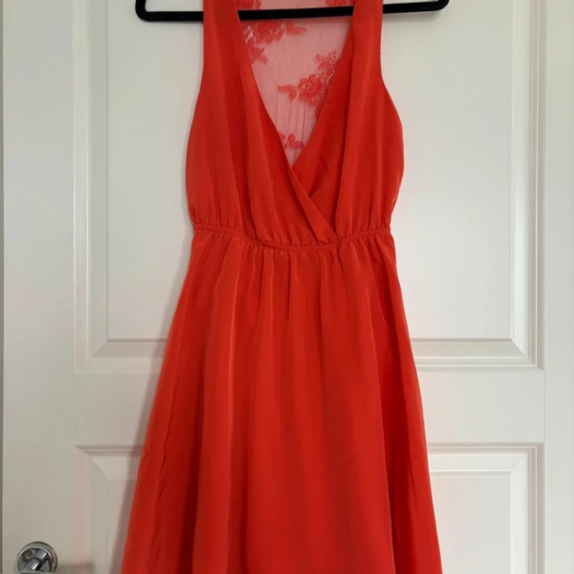 Röd omlottklänning med spetsdetaljer