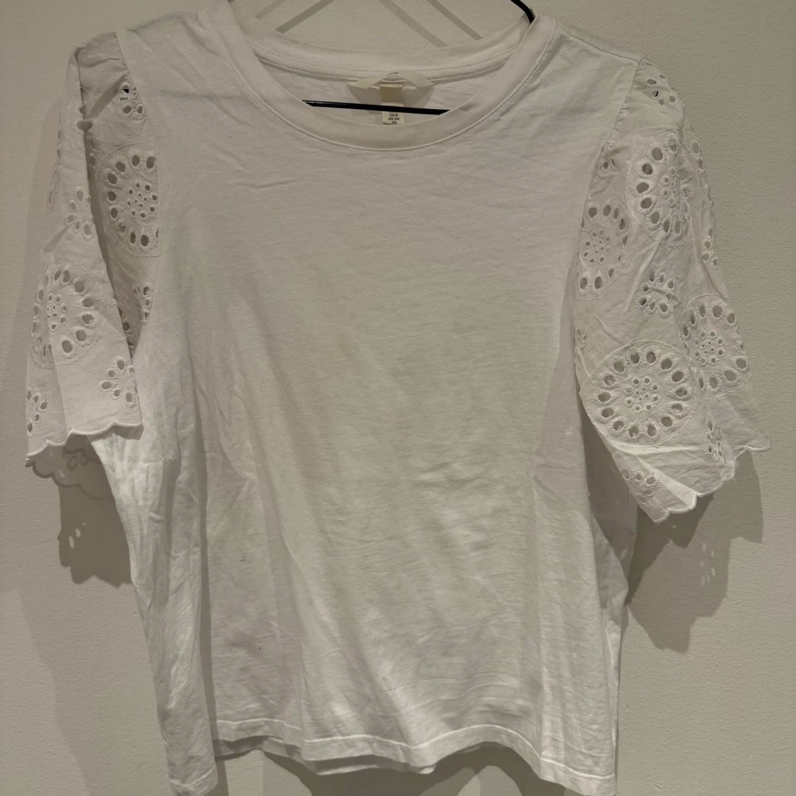 Vit topp med broderade puffärmar
