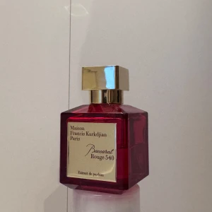 Baccarat rouge 540 extrait - 70ml flaska , hälften kvar om inte lite mer, självklart äkta & har kontoutdrag på köpet samt att man ser på min nk sida att jag tjänat poäng för just detta köp.