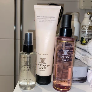 Antonio Axu hårvårdsprodukter - Tre hårvårdsprodukter från Antonio Axu: Pure Silk Oil i genomskinlig flaska, Anti-Frizz Repair Cream i ljusrosa tub och Peaches & Wildflower Hair Mist i rosa sprayflaska. Har bara blivit ståendes i skåpet & är aldrig använda! 💖