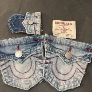 Blå jeansfickor från True Religion - True religion fick detalj, detta kan man sy in på ett par shorts eller andra byxor💕
