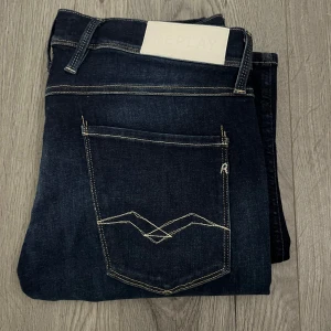 Replay Anbass - Replay Anbass, inga tecken på använding. Dom är använda 2 gånger. Otrolig bra skick, dom har inte kommit till användning. Nypris 1599, väldigt fin färg och stilrena. Storlek W33 L34