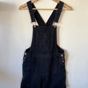 Svarta korta hängselbyxor - Ca storlek 34.