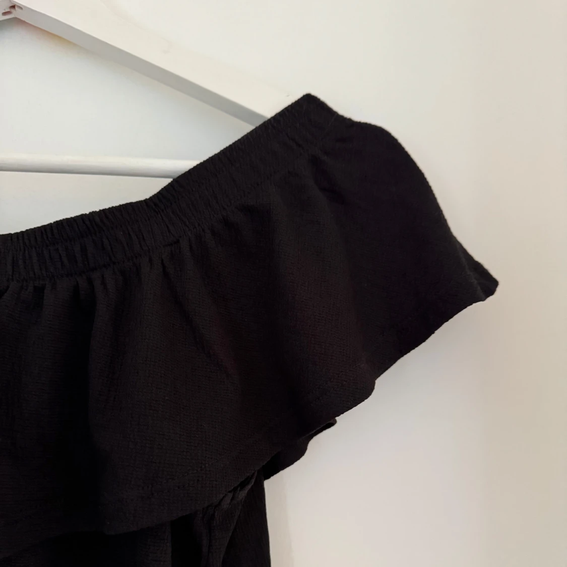 Svart offshoulder topp med volang från Gina Tricot - 1