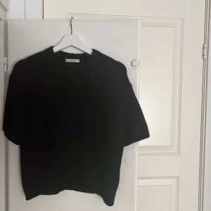 stickad tröja  - Stickad tshirt från Gina, helt ny 