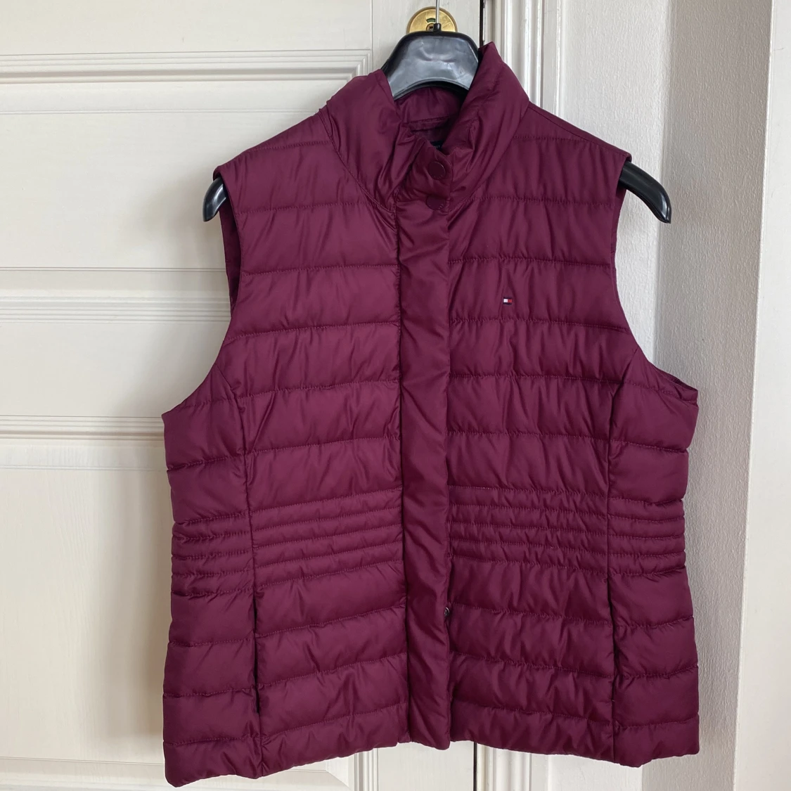 Vinröd dunväst från Tommy Hilfiger
