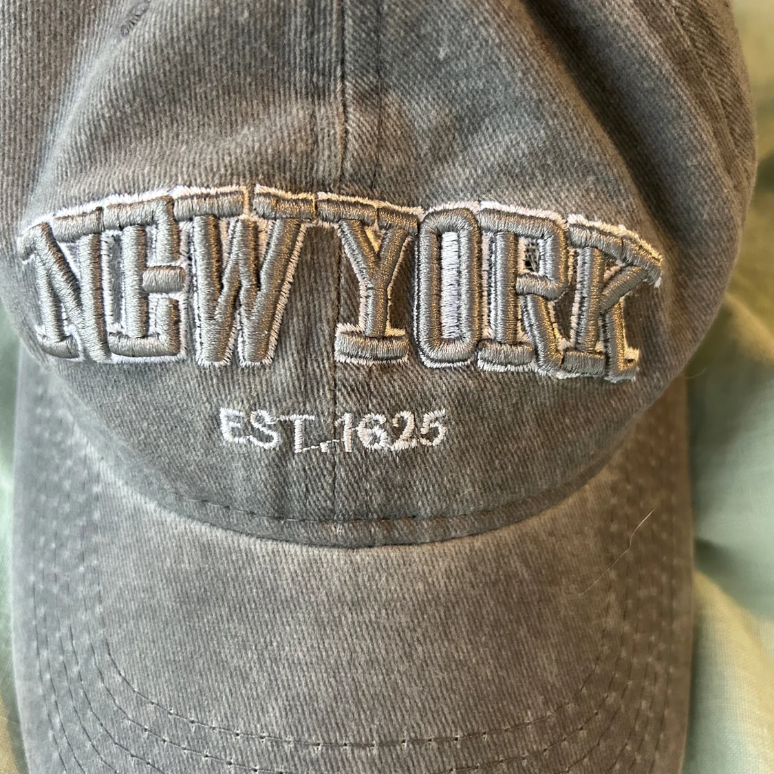 Grå keps med broderad text 'NEW YORK' - 1