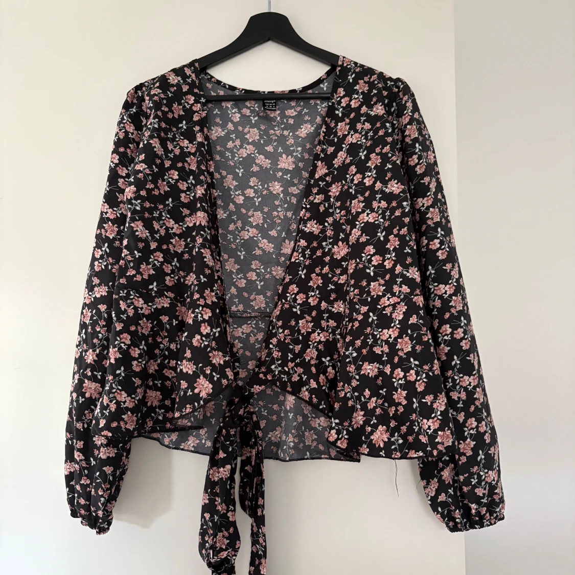 Svart blommig omlottblus 