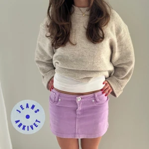 Ljuslila jeanskjol - Lila jeanskjol. Storlek: 34 midjemått: 38x2 cm längd: 29 cm