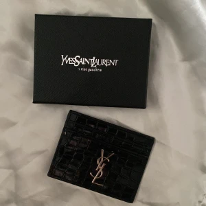 Korthållare svart  - Svart korthållare med silvrigt ysl märke💞