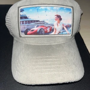 Grå keps från revenite - Snygg grå keps från revenite, med mocka på sidorna. Knappt använd skicket är 9/10. Perfekt keps till sommaren!