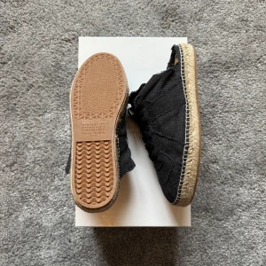 Maison Margiela Espadrilles, HELT NYA!  - Vårens fetaste skor, maison margiela espadrilles✅ Skick: 10/10 Helt sprillans nya med box och dustbag!  Storlek: 41 passar också 42 garanterat✅ Nypris på 7 tusen och självklart är de autentiska! Skickas samma dag! ✅