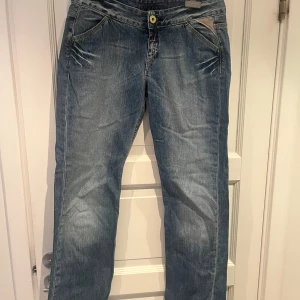 Blå jeans med strassdetaljer och bälte - Snygga blå Replayjeans med raka ben, med glittrig bakficka.