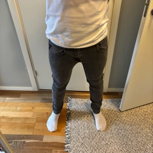 Gråa replay jeans - Säljer ett par grå slim fit jeans från Replay. Byxorna har klassisk femficksdesign, svarta sömmar och normal midja. Perfekta för dig som gillar en stilren look // Storlek: 30/32 // Skick: 9/10 // En liten defekt på vänster knä syns knappt när man har dem på // Fråga gärna😀
