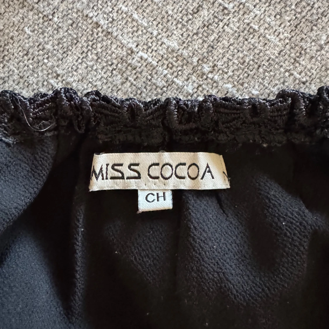 Svart offshoulder topp med spets från Miss Cocoa - 2